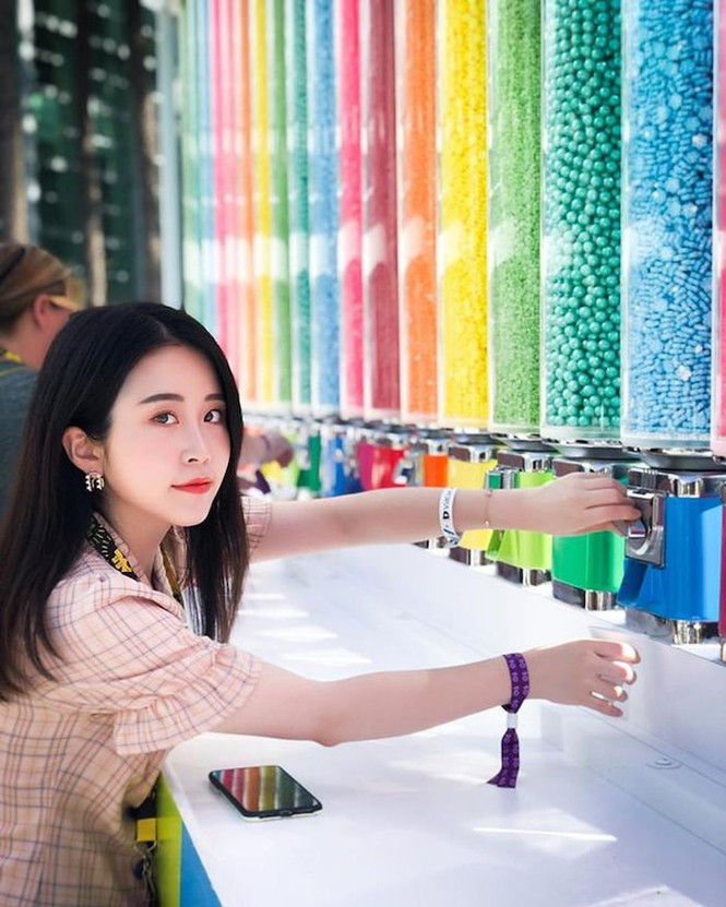 Cô là người tiên phong trong lĩnh vực nấu ăn ở văn phòng công sở. Mỗi video nấu ăn của Tiểu Dã thu hút hàng nghìn lượt xem.