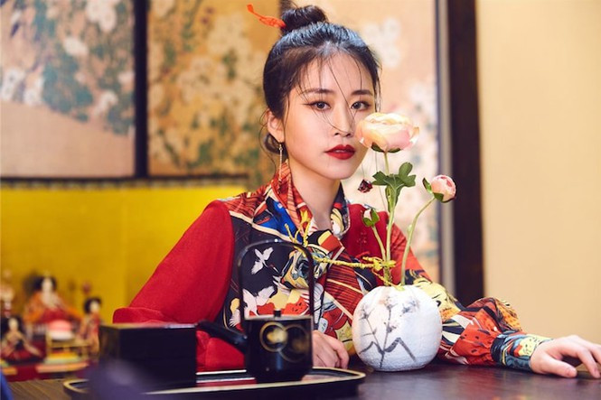 Sự thành công nhanh chóng giúp Tiểu Dã có được thu nhập "khủng". Theo thống kế từ NoxInfluencer - một nền tảng phân tích dữ liệu người nổi tiếng trên YouTube cho thấy vào thời điểm năm ngoái, thu nhập của Tiểu Dã có thể còn cao hơn cả "tiên nữ đồng quê" Lý Tử Thất.