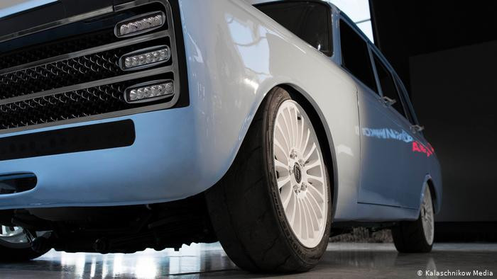 Khó có thể nghĩ rằng một quốc gia như thế này có thể tạo ra được một chiếc ô tô điện đầy thú vị, thứ mà dường như chỉ có chủ nghĩa tư bản mới có thể sản xuất được.