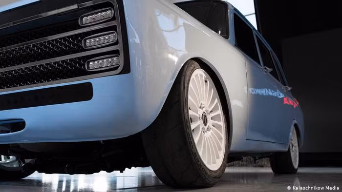 Khó có thể nghĩ rằng một quốc gia như thế này có thể tạo ra được một chiếc ô tô điện đầy thú vị, thứ mà dường như chỉ có chủ nghĩa tư bản mới có thể sản xuất được.