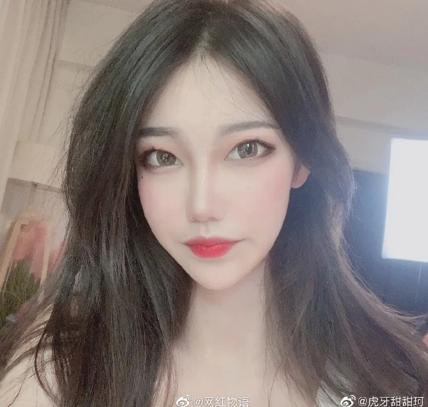 Điềm Điềm Kha được biết đến là nữ streamer cực nổi trong giới game thủ của Trung Quốc. Cô nàng sinh năm 2000, bắt đầu nổi lên từ những clip livestream game Liên quân.