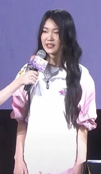 Không còn photoshop hay các lớp filter hỗ trợ, Điềm Điềm Kha để lộ khuyết điểm mặt to, mắt xếch và không cân xứng. Người hâm mộ đã tỏ ra bất ngờ và khó giấu nổi sự thất vọng về thần tượng của mình.