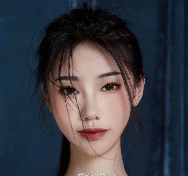 Giống như nhiều nữ streamer xứ Trung khác, Điềm Điềm Kha gây chú ý bởi chất giọng truyền cảm, đáng yêu, và đặc biệt là nhan sắc xinh đẹp hiếm có.