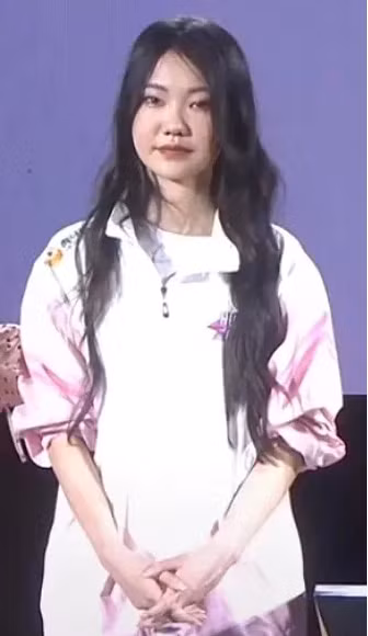 Ăn mặc đơn giản, không trau chuốt như trên sóng livestream nên vóc dáng của nữ streamer có phần "dìm hàng" đáng kể. Ngoài ra, gương mặt của Điềm Điềm Kha ở ngoài khác biệt một trời một vực với ảnh selfie trên MXH cũng là điểm khiến người hâm mộ vô cùng thất vọng.