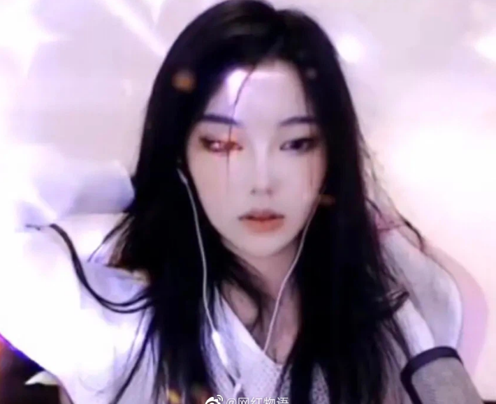 Vóc dáng cao ráo cùng đôi chân dài lý tưởng của nữ streamer cũng giúp cô càng ngày càng nổi tiếng hơn.