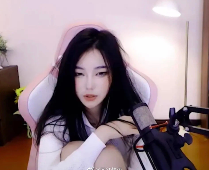 Trong các bức ảnh đăng lên MXH, nữ streamer Điềm Điềm Kha sở hữu gương mặt thon gọn, đường nét sắc sảo.