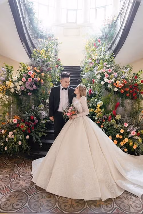 Sau khi công bố đính hôn cùng Xoài Non vào khoảng cuối năm 2019, đã có rất nhiều nghi ngờ và lo lắng được đặt ra khi cặp đôi chênh lệch tới tận 13 tuổi.