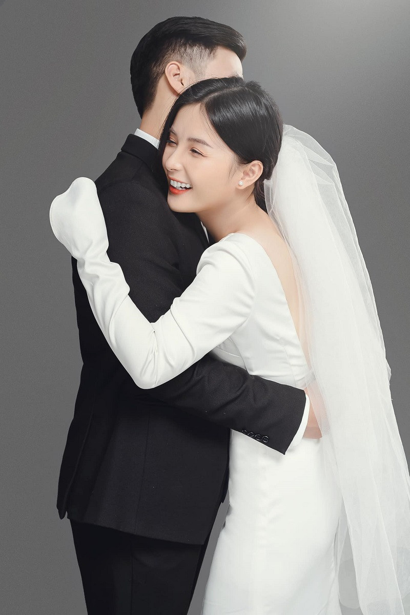 Ông xã của cô kém cô 1 tuổi và hiện đang làm DOP, anh chàng là người luôn đứng sau âm thầm, yêu thương, ủng hộ công việc hiện tại của vợ.