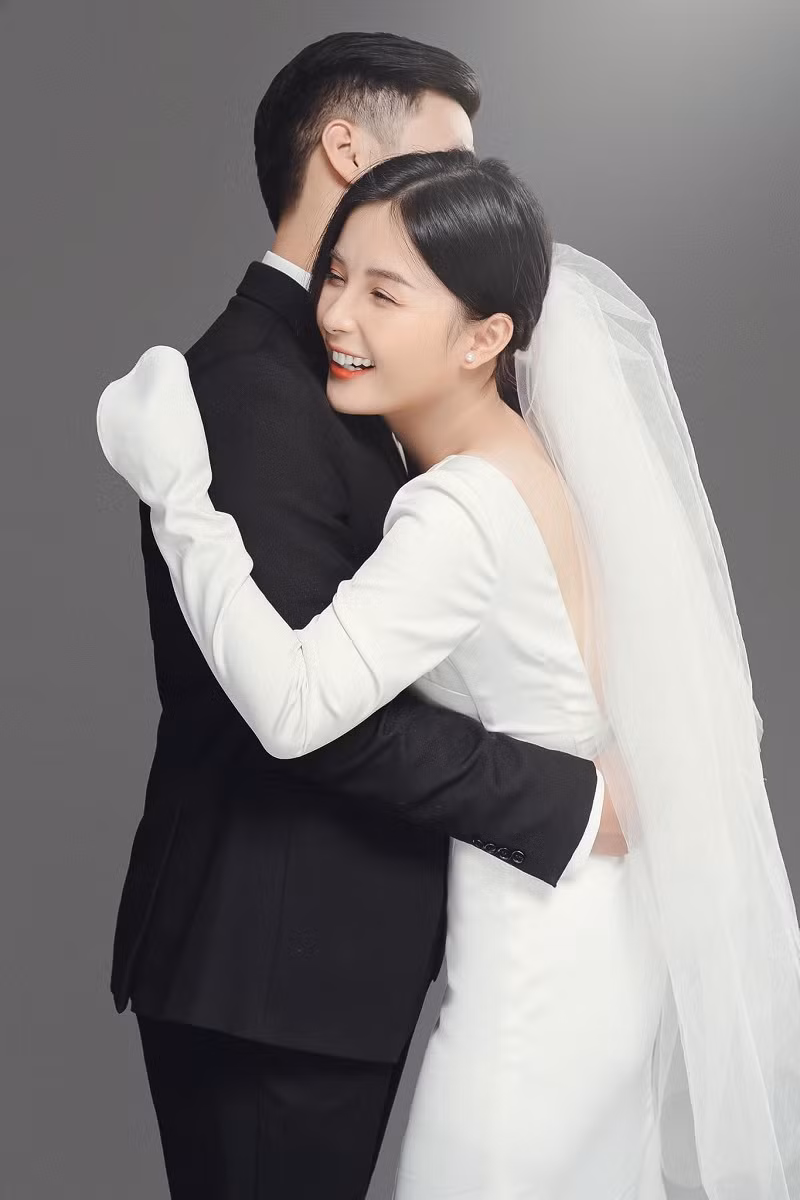 Ông xã của cô kém cô 1 tuổi và hiện đang làm DOP, anh chàng là người luôn đứng sau âm thầm, yêu thương, ủng hộ công việc hiện tại của vợ.