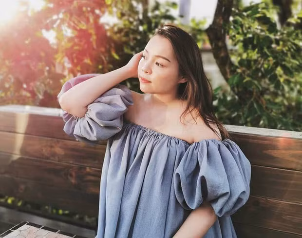 Trinh Phạm sinh năm 1991 sở hữu kênh Youtube hơn triệu người theo dõi. Cô từng là du học sinh Mỹ và từng có thời gian làm quản lý sự kiện online.