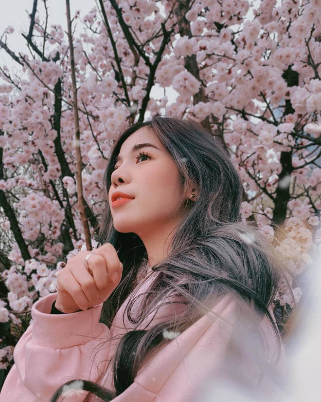 Hình ảnh bờ môi căng mọng gợi cảm với sắc son tươi tắn, đầy mê hoặc đã tạo nên dấu ấn mang đậm sắc riêng của Chang.