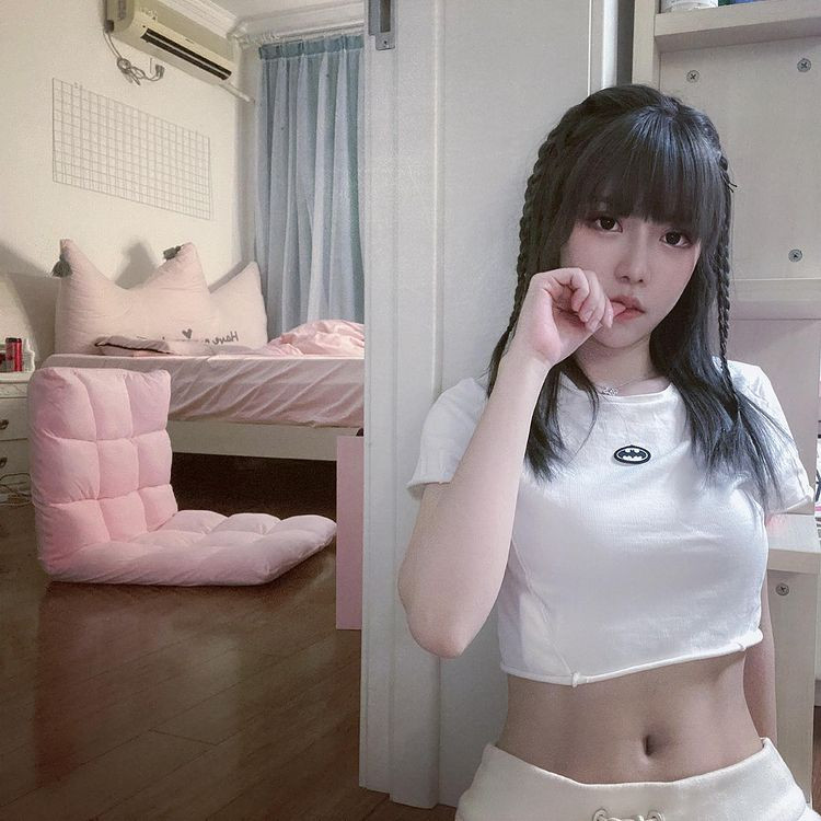Hình ảnh của nữ streamer có vẻ ngoài quyến rũ đang được giới game thủ Trung Quốc chú ý.