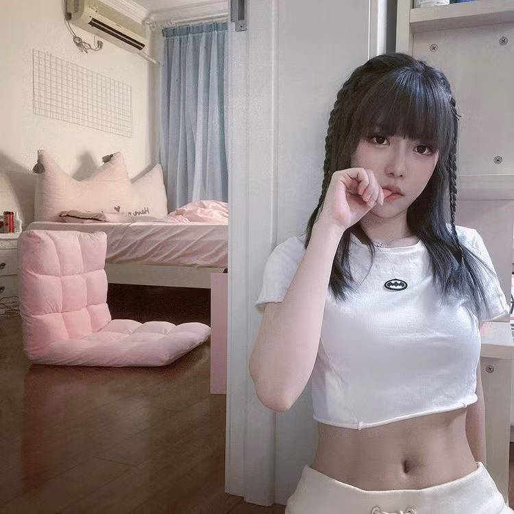 Hình ảnh của nữ streamer có vẻ ngoài quyến rũ đang được giới game thủ Trung Quốc chú ý.