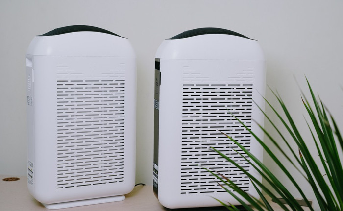 Máy hoạt động theo cơ chế lọc không khí thụ động, sử dụng quạt hút để hút không khí từ môi trường ngoài vào bên trong máy. Sau đó, không khí sẽ được đưa qua bộ lọc để làm sạch rồi được đưa trở lại môi trường ngoài.