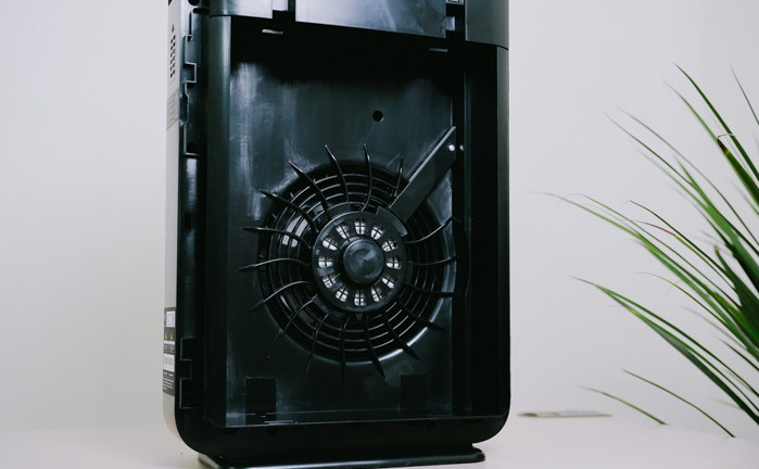 Khác biệt ở chỗ 30LA5300 chỉ có 1 màng lọc HEPA, loại bỏ 99.95% các hạt bụi bẩn, bụi siêu mịn 0.3um (như phấn hoa, khói thuốc,...) và khả năng tự động làm sạch không khí phù hợp với các không gian 36m2.