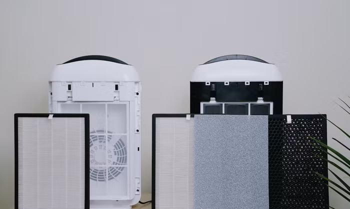 Cả hai mẫu 30LA5300 và 35LA5400 đều có tính năng tự động làm sạch không khí (nhờ vào cảm biến bụi nên máy sẽ đo được những hạt bụi PM 2.5 trong không khí) nên việc duy nhất là bật máy lên.