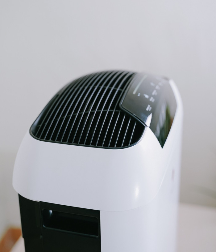 Ngoài ra, máy cũng có nút báo nên thay màng lọc, sau 2 tháng người dùng có thể làm sạch cảm biến bụi PM2.5 bằng tăm bông.