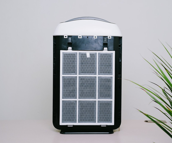 Mẫu 35LA5400 có thêm 2 màng lọc nữa đó là màng lọc xúc tác lạnh và màng lọc carbon (than hoạt tính) nên có thể khử mùi hôi, khí độc, mùi ẩm mốc, mùi dầu mỡ, ... tốt hơn.