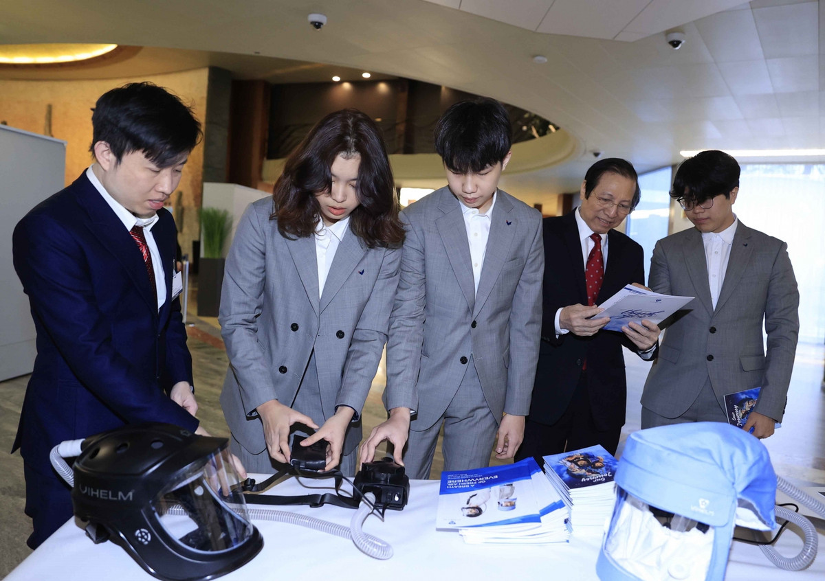 Nhóm tác giả của sản phẩm sản phẩm "Mũ cách ly di động phòng dịch Covid-19 Vihelm" được trao danh hiệu Đại sứ trẻ Sở hữu trí tuệ của WIPO. Ảnh: @Google.