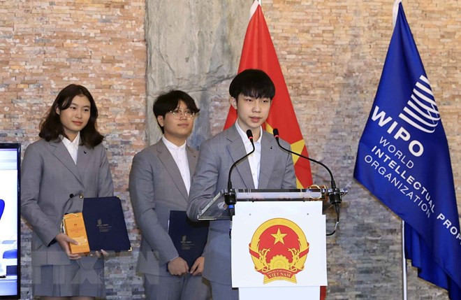 Vinh dự này đã trao cho ba thành viên của nhóm phát triển "mũ cách ly di động" Vihelm gồm các bạn Đỗ Trọng Minh Đức, Trần Nguyễn Khánh An và Nguyễn Hoàng Phúc. Ảnh: @Google.