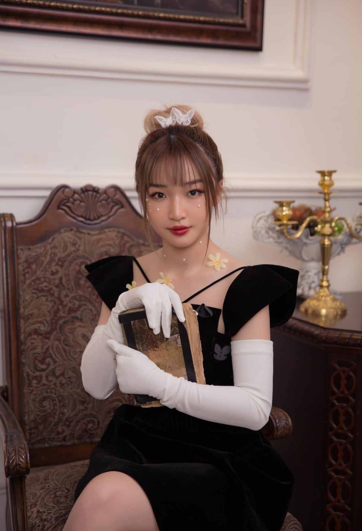 Sở hữu vẻ đẹp mong manh là thế nhưng cô nàng lại là một game thủ kỳ cựu trên các đấu trường hot như PUBG, Liên quân,...