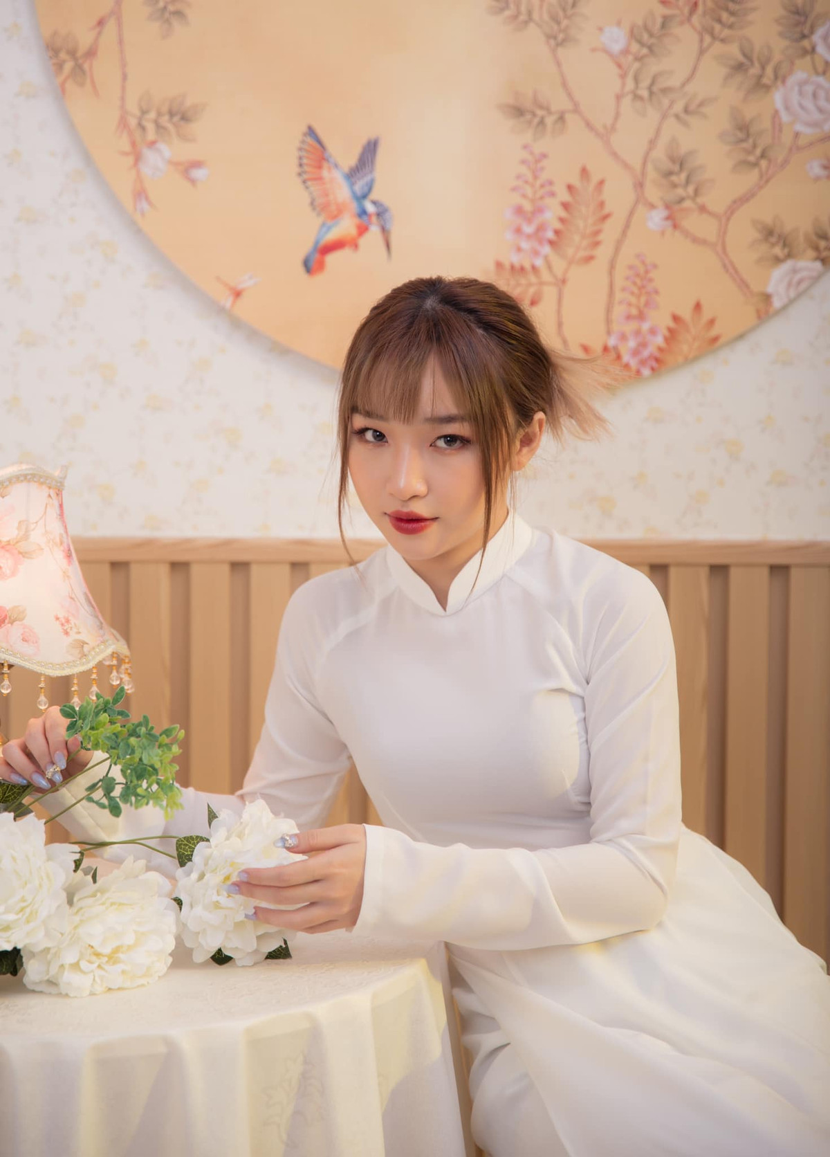 Nữ streamer lúc thì diện áo dài, lúc lại diện bộ cánh màu đen huyền ảo, dù với phong cách nào, Hoa Nhật Huỳnh cho thấy bản thân ngày càng xinh đẹp và quyến rũ.