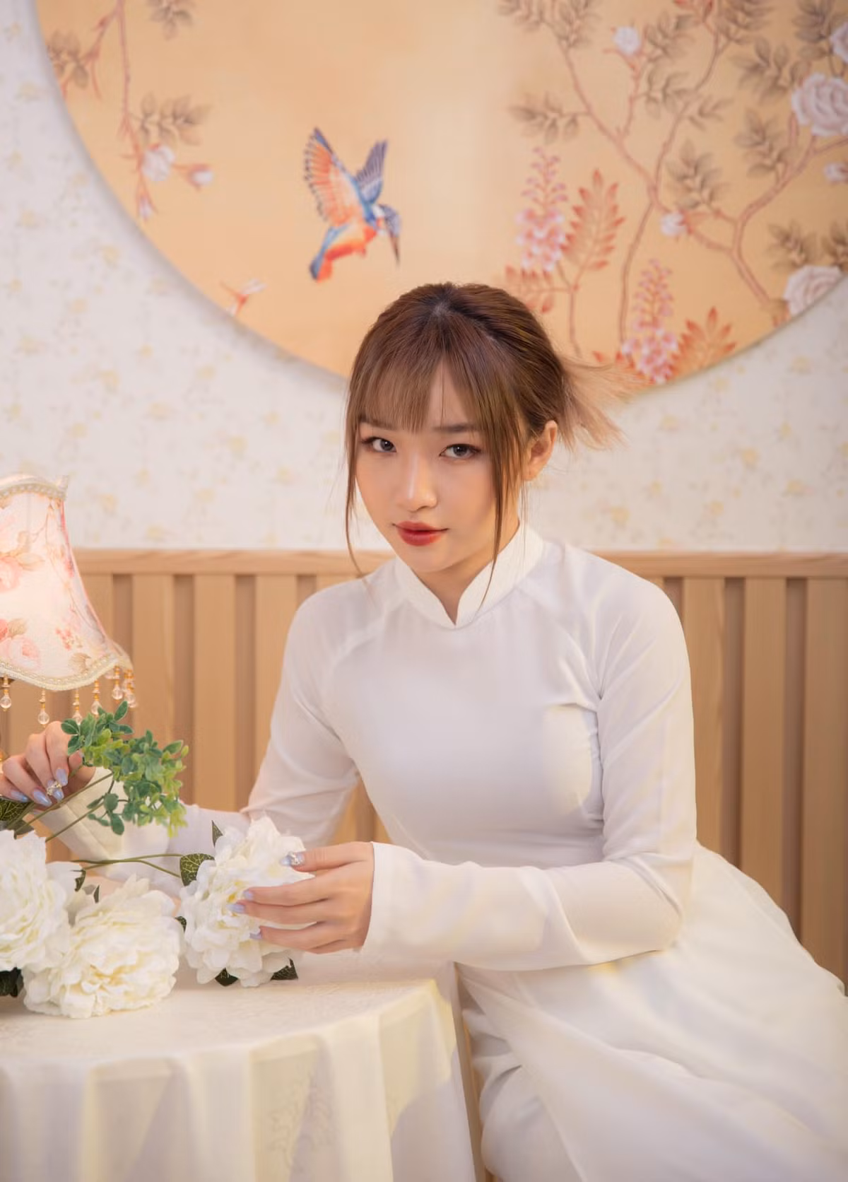 Nữ streamer lúc thì diện áo dài, lúc lại diện bộ cánh màu đen huyền ảo, dù với phong cách nào, Hoa Nhật Huỳnh cho thấy bản thân ngày càng xinh đẹp và quyến rũ.