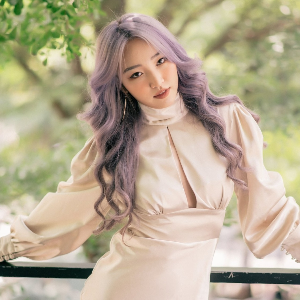 Với làn da trắng, sống mũi cao cao cùng những đường nét ưa nhìn, trông Nhật Hoa luôn tỏa sáng trong mọi khung hình, kể cả là những khi đang stream game.