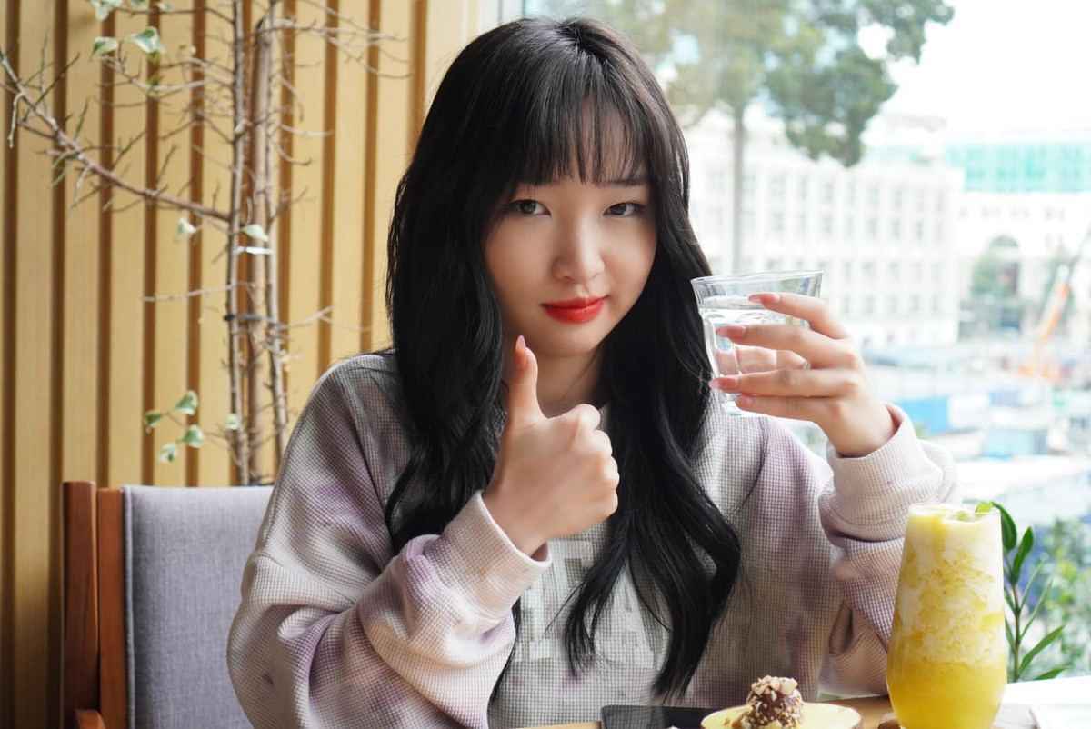 Ngoài game, cô gái xinh đẹp này còn có sở thích vẽ, làm Vlog và hóa trang cosplay.