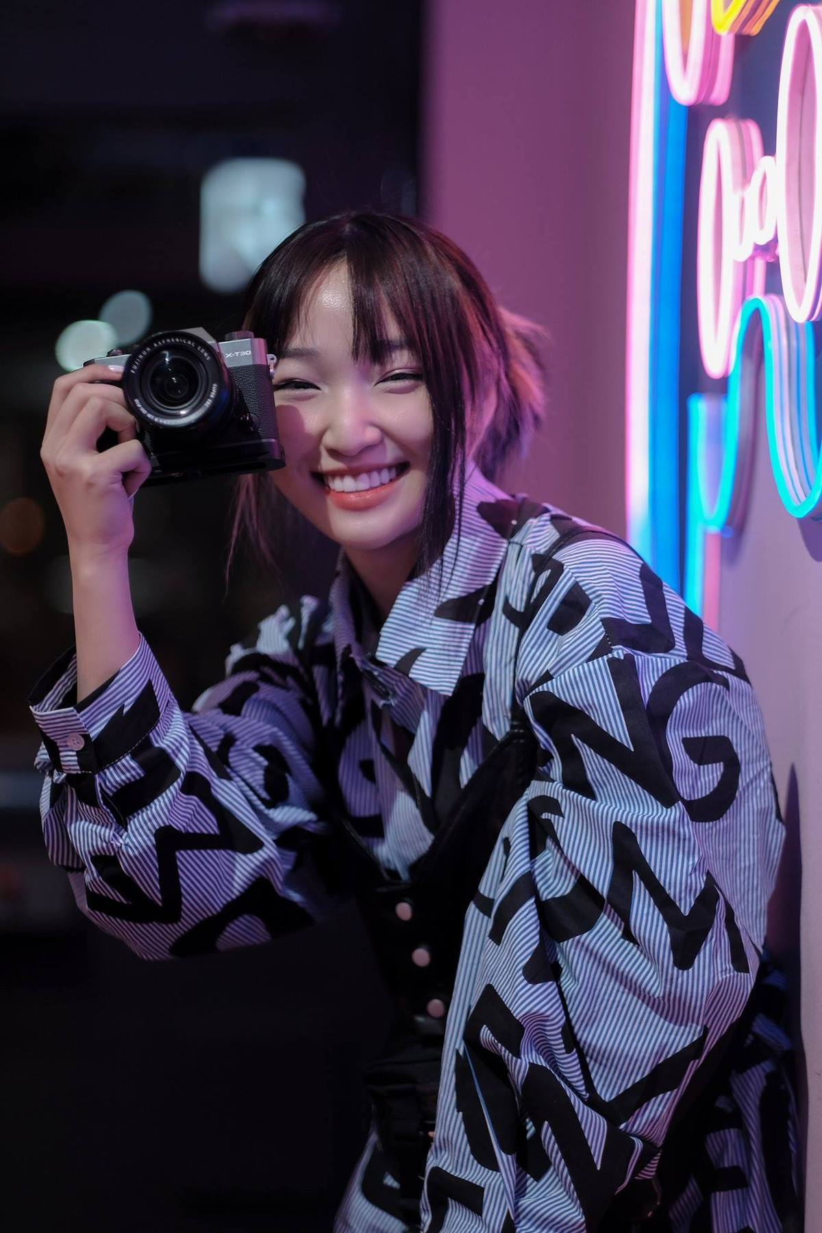 Hoa Nhật Huỳnh chơi game từ nhỏ. Cô bắt đầu nổi tiếng khi tham gia vào một đội game thủ nữ có tên Epic Goddess và chinh chiến tại các giải đấu lớn.