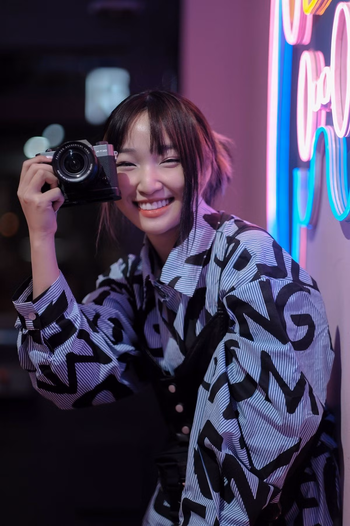 Hoa Nhật Huỳnh chơi game từ nhỏ. Cô bắt đầu nổi tiếng khi tham gia vào một đội game thủ nữ có tên Epic Goddess và chinh chiến tại các giải đấu lớn.