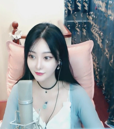 Cách đây vài ngày, trong lúc giao lưu với fan bỗng nhiên cả phòng stream của cô “dậy sóng” khi sau lưng Tử Mộng xuất hiện một người đàn ông mặc áo ngủ. Tuy đã vội tắt cam nhưng sơ hở đó đã khiến fan vô cùng phẫn nộ.