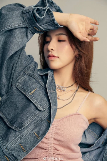 Vướng hàng loạt thị phi, Lưu Tư Dao từng phải "biến mất" trên mạng xã hội một thời gian. Ngoài ra, nữ streamer bị phần lớn người hâm mộ quay lưng, thậm chí chì chiết chửi bới cô nàng mỗi khi nữ streamer có động thái mới.