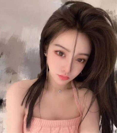 Theo tìm hiểu, người đàn ông trong stream có thể là người chồng đã cưới 6 năm của cô. Điều này đồng nghĩa với việc nữ streamer đang “lừa dối” fan hâm mộ trong suốt thời gian qua.