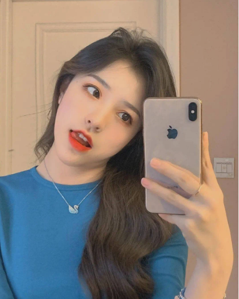 Được biết, Lưu Tư Dao đến từ tỉnh Sơn Tây, Trung Quốc. Sở hữu nhan sắc khá nổi bật cũng giọng nói truyền cảm, dễ thương. Bởi vậy, Tư Dao sớm trở thành hot girl mạng xã hội với hàng triệu người theo dõi ở trang cá nhân.