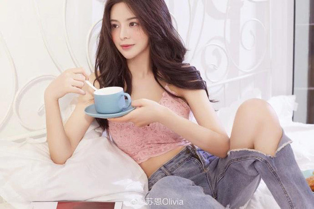 Được biết, Tô Ân ở ngoài đời có cuộc sống khá sang chảnh với căn hộ bạc tỷ, xe hơi và đồ hiệu đắt tiền. Nữ streamer hiện sở hữu hơn 3,5 triệu người hâm mộ, mạng xã hội Weibo của cô nàng cũng có hơn 1 triệu lượt follow.