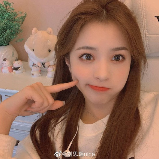 Trong một lần khi người đẹp đang livestream, có một người hâm mộ tặng cho cô 6.000 NDT (tương đương 21 triệu đồng). Thay vì nói lời cảm ơn tử tế, Lưu Tư Dao lại có phản ứng khiến tất cả ngỡ ngàng, cô thốt lên: "Chỉ có vậy thôi à?".