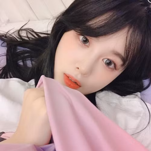 Trước đó, Rika cũng từng khổ sở chia sẻ việc mình bị một kẻ biến thái rình rập quanh nhà vào đêm muộn suốt quãng thời gian qua.