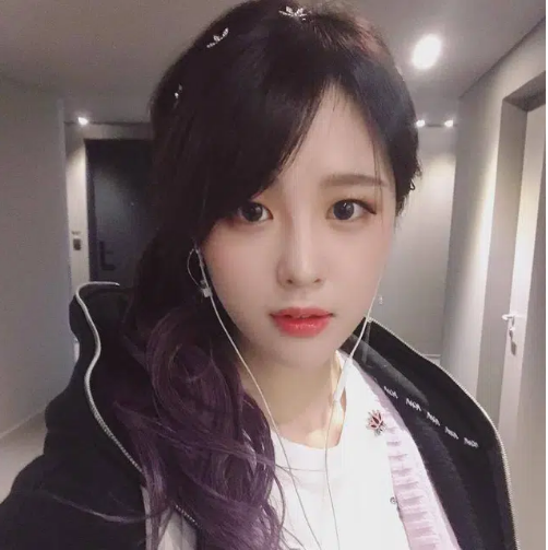 Từng là tiếp viên hàng không, thế nên không lạ khi mỗi lần lên sóng, Youtuber xinh đẹp luôn xây dựng cho mình hình ảnh thanh lịch, tao nhã cũng như sở hữu khả năng ngoại ngữ tuyệt vời.