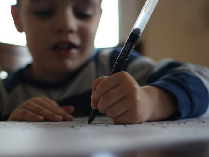 Trong một số trường hợp, hành vi thuận tuy trái có thể phụ thuộc vào cách một người trở thành người thuận tay trái. "Thuận tay là một đặc điểm rất phức tạp, và cụ thể thuận tay trái có thể là một lợi thế hoặc một bất lợi tùy thuộc vào nguyên nhân là gì", Sala nói với Live Science. Đôi khi, "thuận tay trái có thể được hình thành bởi một số loại tổn thương não, khi bán cầu phải đảm nhận vì có một số loại tổn thương có ở bán cầu trái".