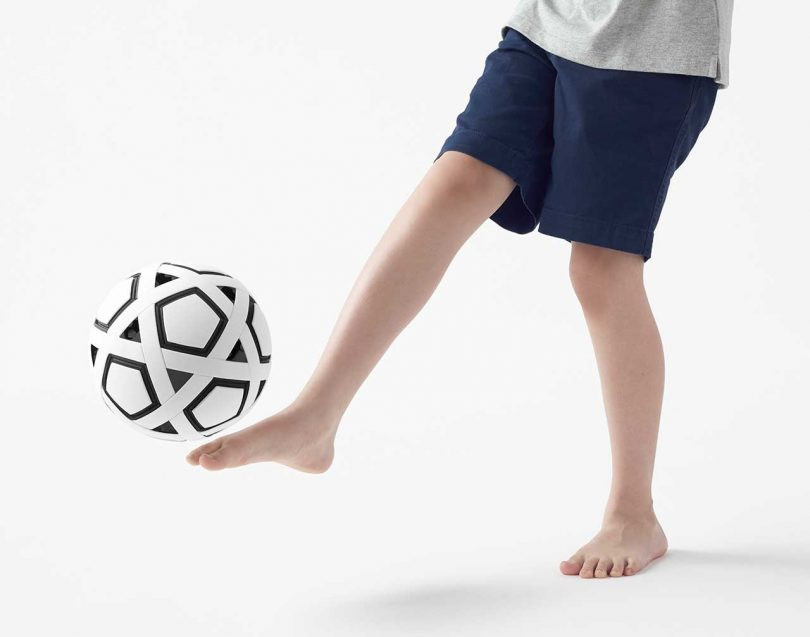 Có 54 thanh riêng lẻ để người dùng lắp ráp và tạo thành một quả bóng hoàn chỉnh.