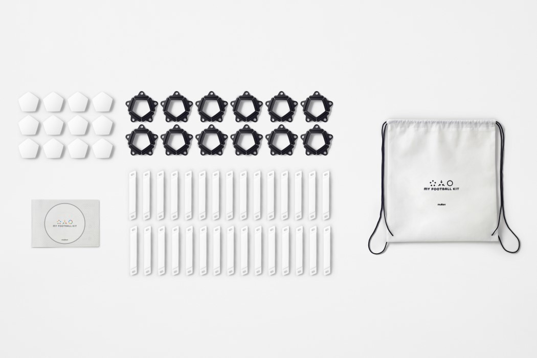 Quả bóng đặc biệt này của Nendo có tên là "My Football Kit". Bóng được cấu tạo dưới dạng những thanh phẳng giống như một món đồ nội thất Ikea.
