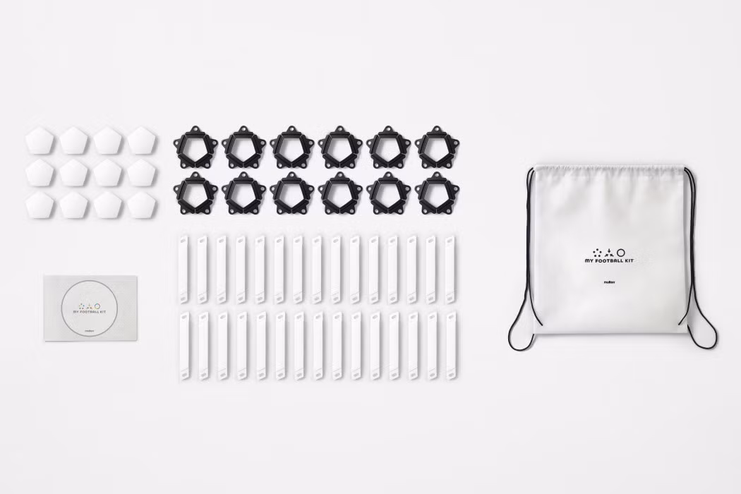 Quả bóng đặc biệt này của Nendo có tên là "My Football Kit". Bóng được cấu tạo dưới dạng những thanh phẳng giống như một món đồ nội thất Ikea.