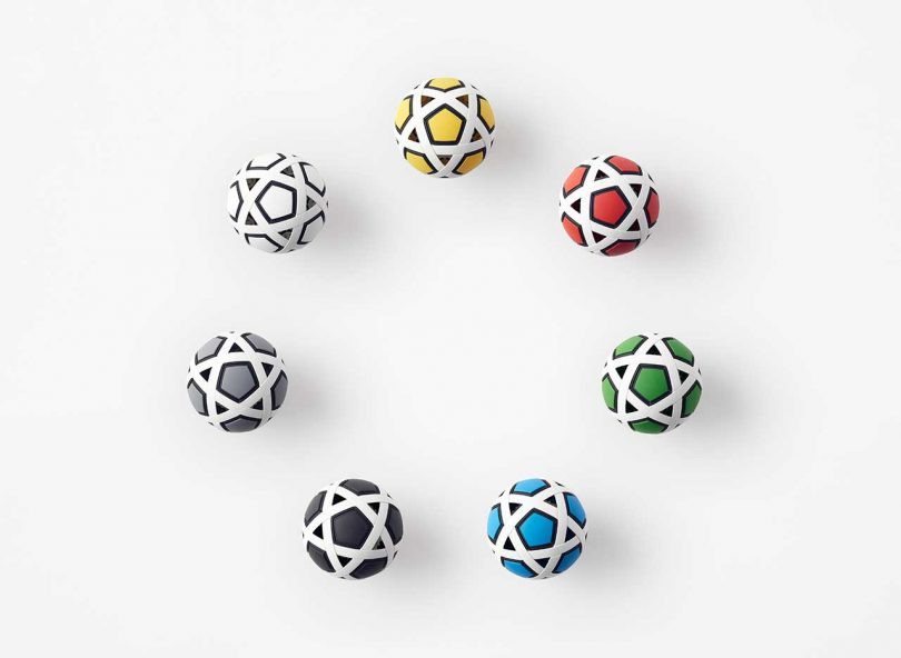 Những quả bóng này không thể bị xẹp bởi chúng không có ruột bóng như những quả bóng thông thường.