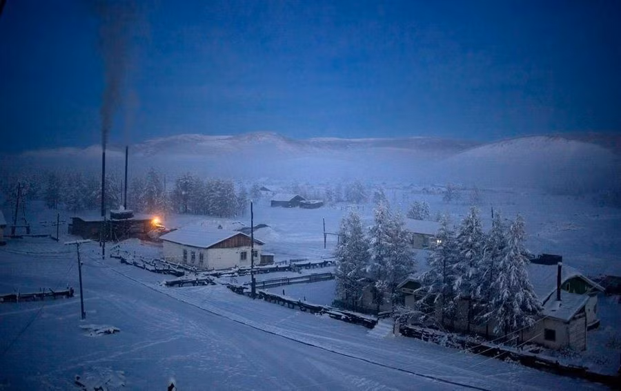 Nhà máy sưởi ấm của Oymyakon hoạt động suốt ngày đêm với một chùm khói luôn bốc lên bầu trời mùa đông.