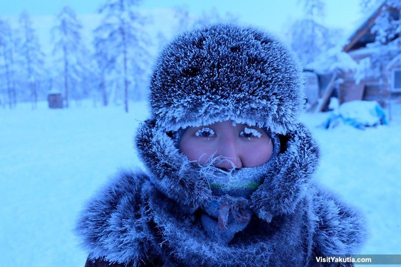 Ngôi làng Oymyakon (Nga) được ghi nhận là nơi có nhiệt độ lạnh nhất thế giới có người sinh sống trên Trái Đất. Nhiệt độ tại khu vực này luôn ở mức thấp hơn -40 độ C.