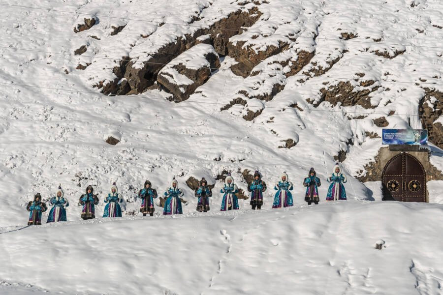 Băng tuyết phủ trắng, mùa đông kéo dài khiến nơi đây trở thành địa điểm lạnh lẽo nhưng khung cảnh rất đẹp (trong ảnh: Người Yakut xếp hàng trong trang phục truyền thống.)