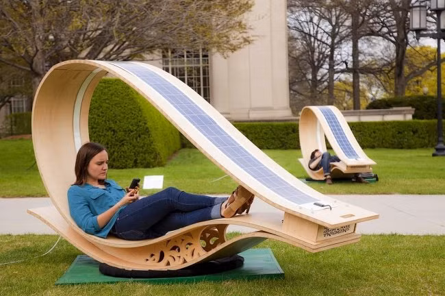 Ghế nghỉ bằng gỗ tích hợp pin mặt trời giúp người dùng vừa nghỉ ngơi vừa sạc thiết bị di động ngoài trời.