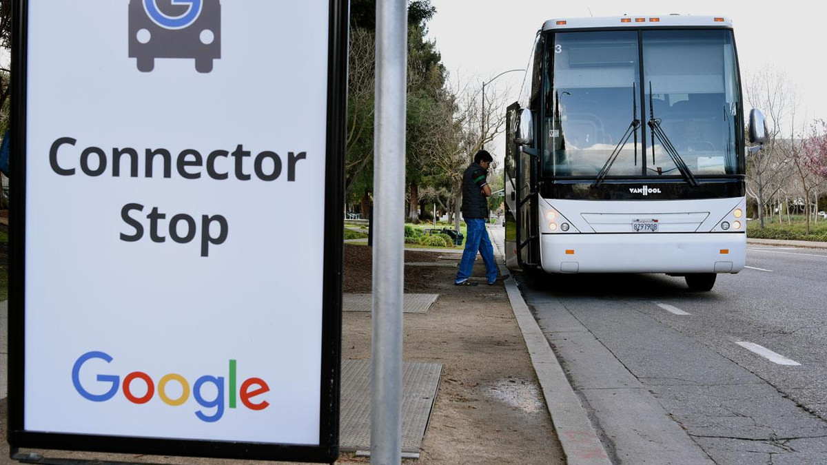 Google có một hệ thống xe bus đưa đón nhân viên nhanh, miễn phí. Hệ thống xe này được trang bị điều hòa và kết nối Wi-Fi. Nhân viên có thể sử dụng hệ thống bus này để đi tới bất cứ đâu trong thành phố, miễn là trong tầm hoạt động của hệ thống.