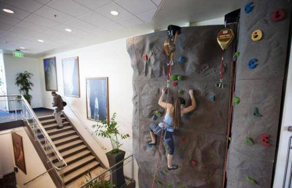 Các nhân viên tại Google được khuyến khích tham gia các khóa học hoặc học thêm các kĩ năng mới bằng chính sách “20 phần trăm”, nơi nhân viên có thể sử dụng 20% quỹ thời gian của mình tại công sở để “đầu tư” vào các lĩnh vực khác.